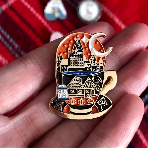 Harry Potter Hogwarts Divination Tea Enamel Pin - Picture 4 of 4